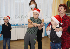 Jasiu, Fabian, Adaś oraz p. Ula i p. Ania podczas zabawy ze Św. Mikołajem